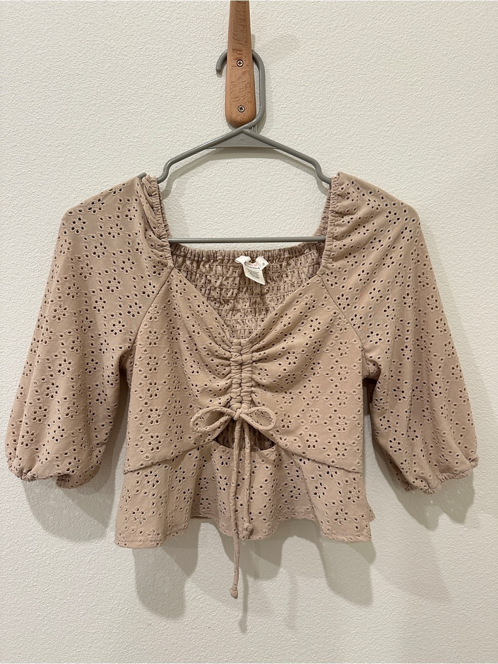 Women’s Eyelet Drawstring Cropped Peasant Top - Cream Beige